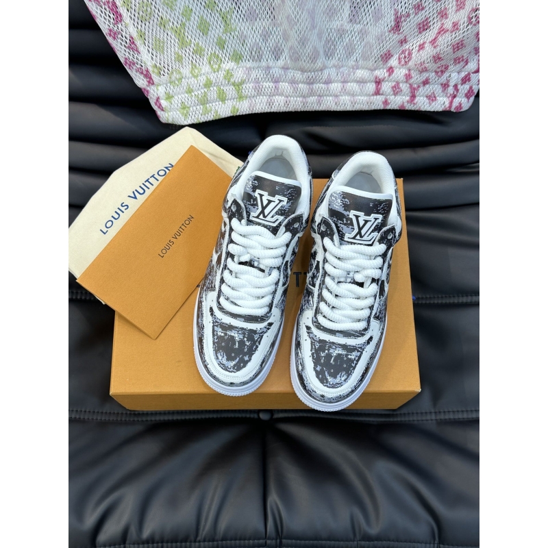 l**is V*t*n sneakers